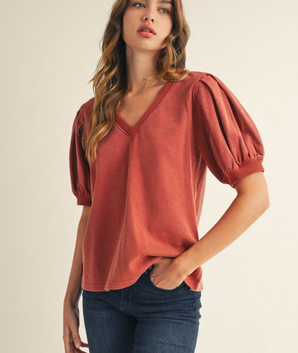 Toffee V-neck and puff sleeves pullover