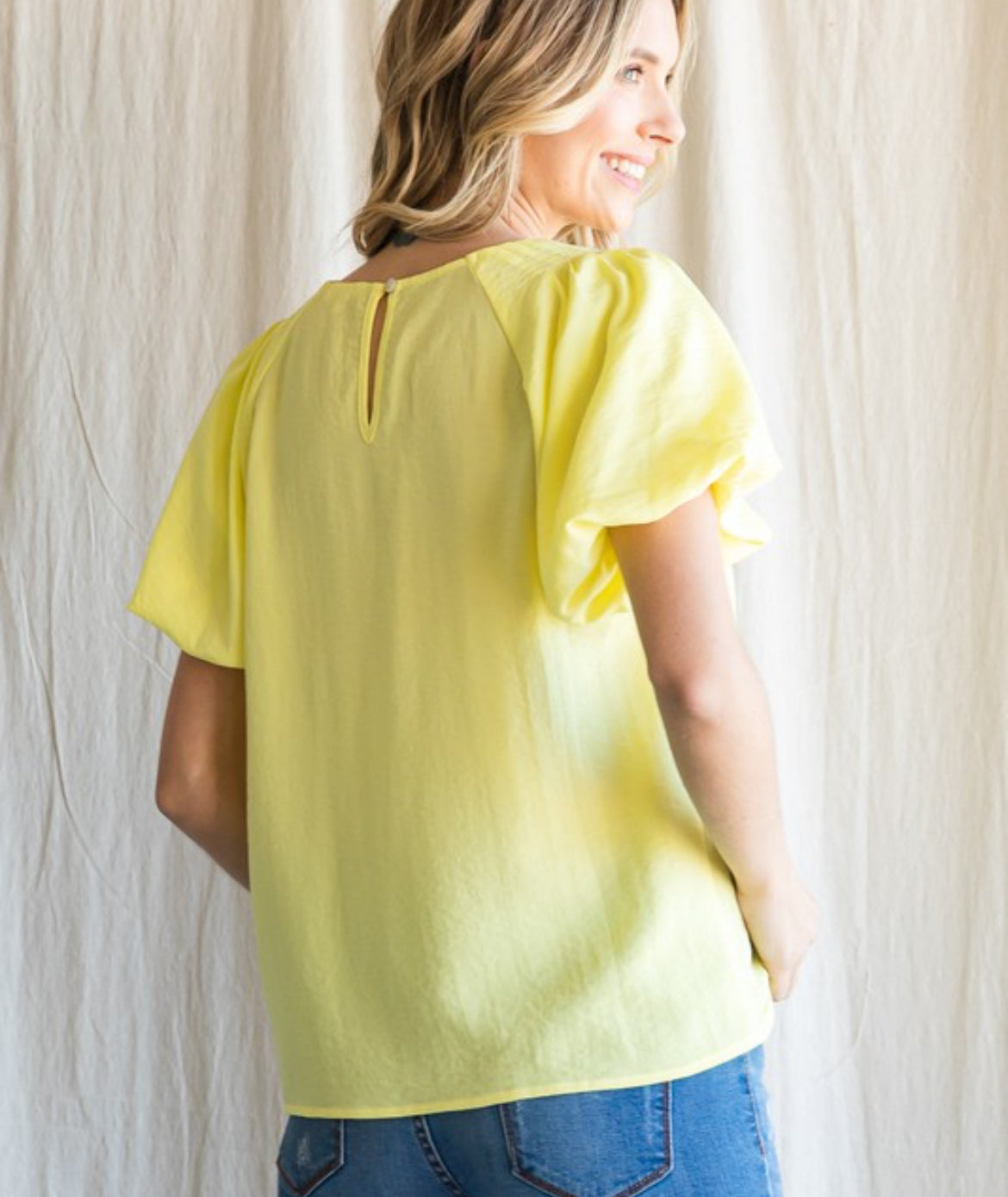 Curvy yellow top w/ puff sleeves